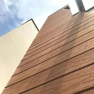 Materiale per la decorazione delle pareti esterne pannello WPC con texture di grano di legno e superficie di levigatura