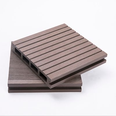 Decking esterno WPC in grigio scuro con fissaggi brevettati da Everjade
