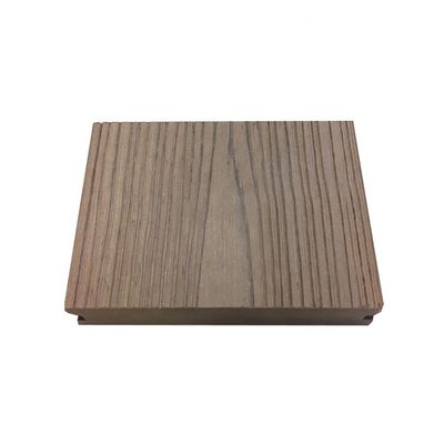 Decking esterno WPC in grigio scuro con fissaggi brevettati da Everjade