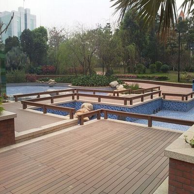 Decking esterno WPC in grigio scuro con fissaggi brevettati da Everjade