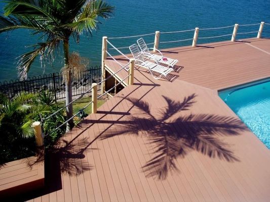 Decking composito per giardino e patio in legno in superficie in rilievo ecologico