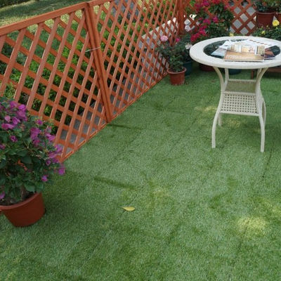 Piastrelle di erba finta interconnesse per erba artificiale dimensione 300x300x22/25mm drenaggio