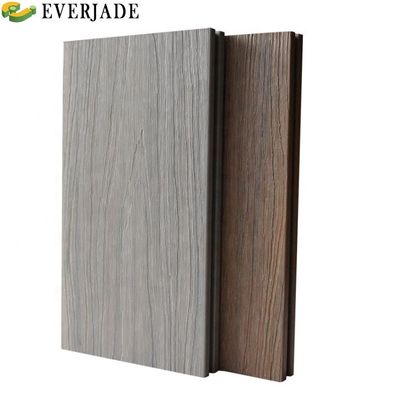 Tavolo composito in legno per spazi esterni